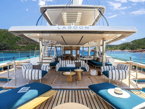 Lagoon-EIGHTY-2-Lujoso-catamaran-a-vela-venta-de-barcos