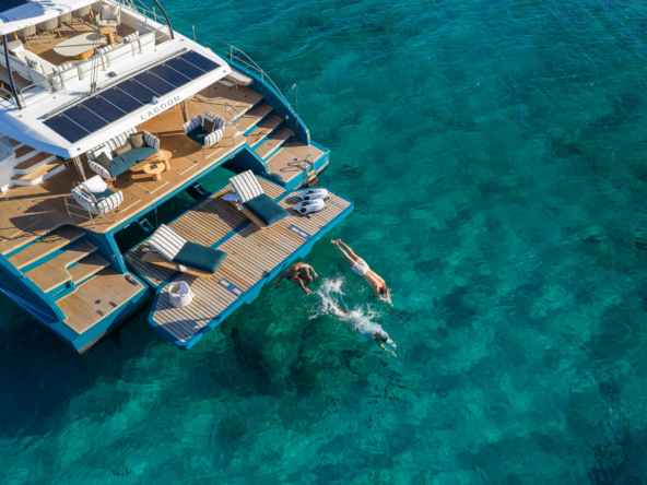 Lagoon-EIGHTY-2-plataforma-popa-Catamaran-de-Lujo