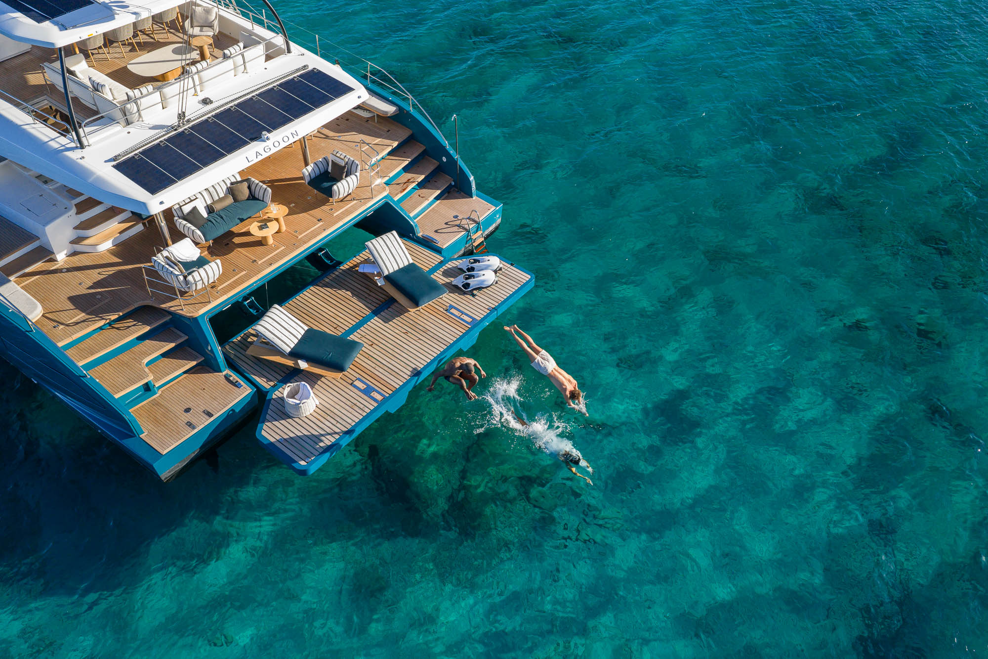 Lagoon-EIGHTY-2-plataforma-popa-Catamaran-de-Lujo