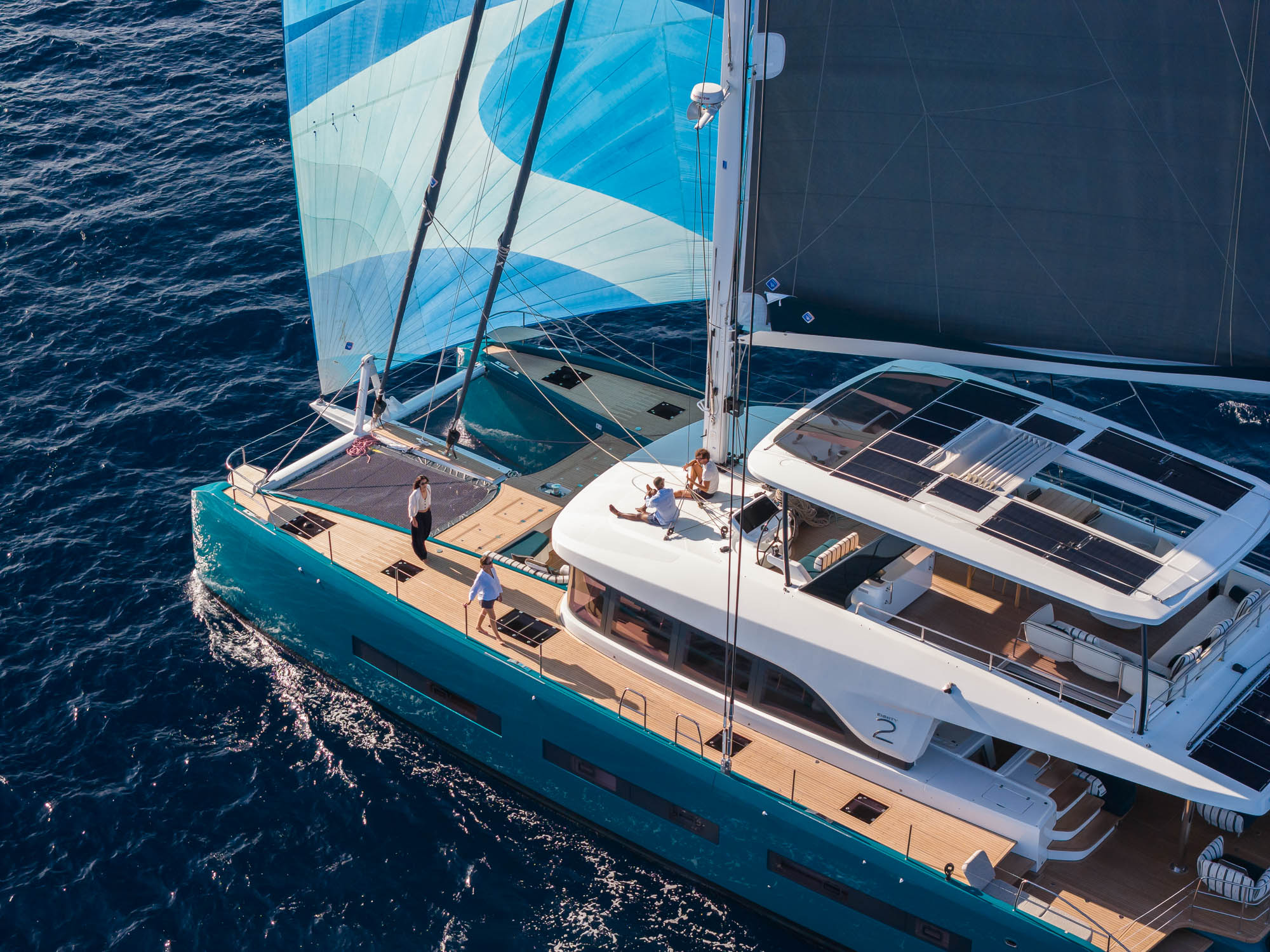 Lagoon-EIGHTY-2-Navegando-Catamaran-de-Lujo