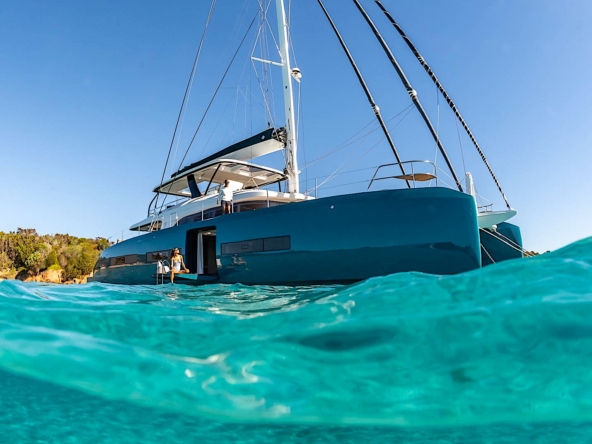 Lagoon-EIGHTY-2-fondeo-2-Catamaran-de-Lujo