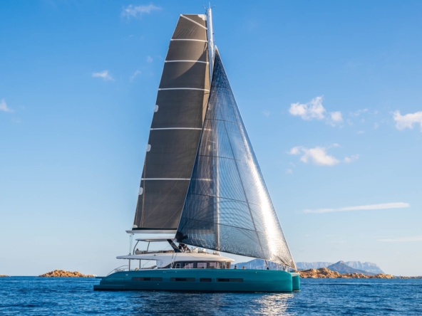 Lagoon-EIGHTY-2-velas-Catamaran-de-Lujo