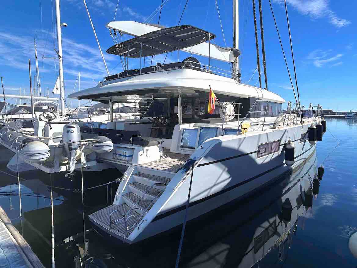 Lagoon-620-2015-Essence-for-sale-4-cabi-version-Crew-quarters available (Port half cabin with 2 berths and access to the galley)