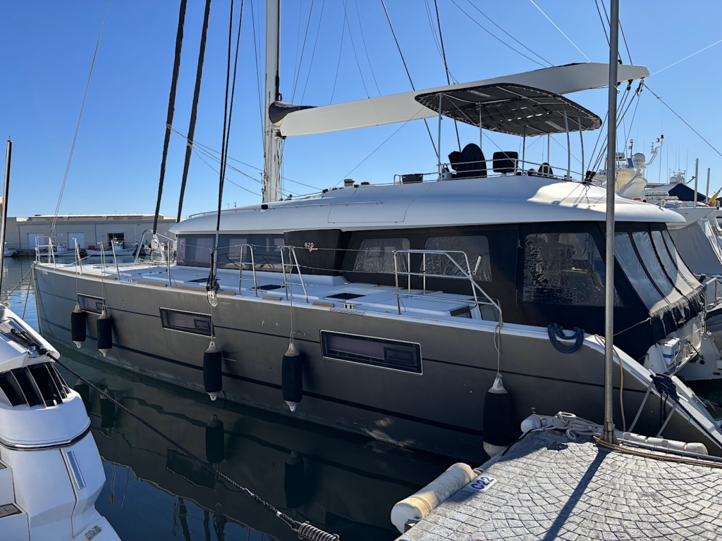 Lagoon 620 for sale