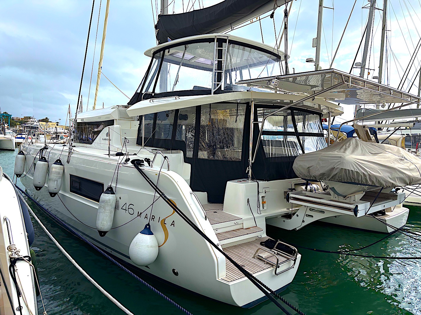 Lagoon-46-2023-en-venta-3 cabinas-más-tripulación-características-únicas-autosuficiencia-energética.