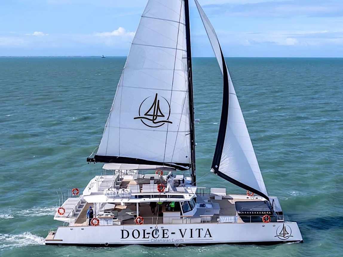 maxi Catamaran _220 pax
