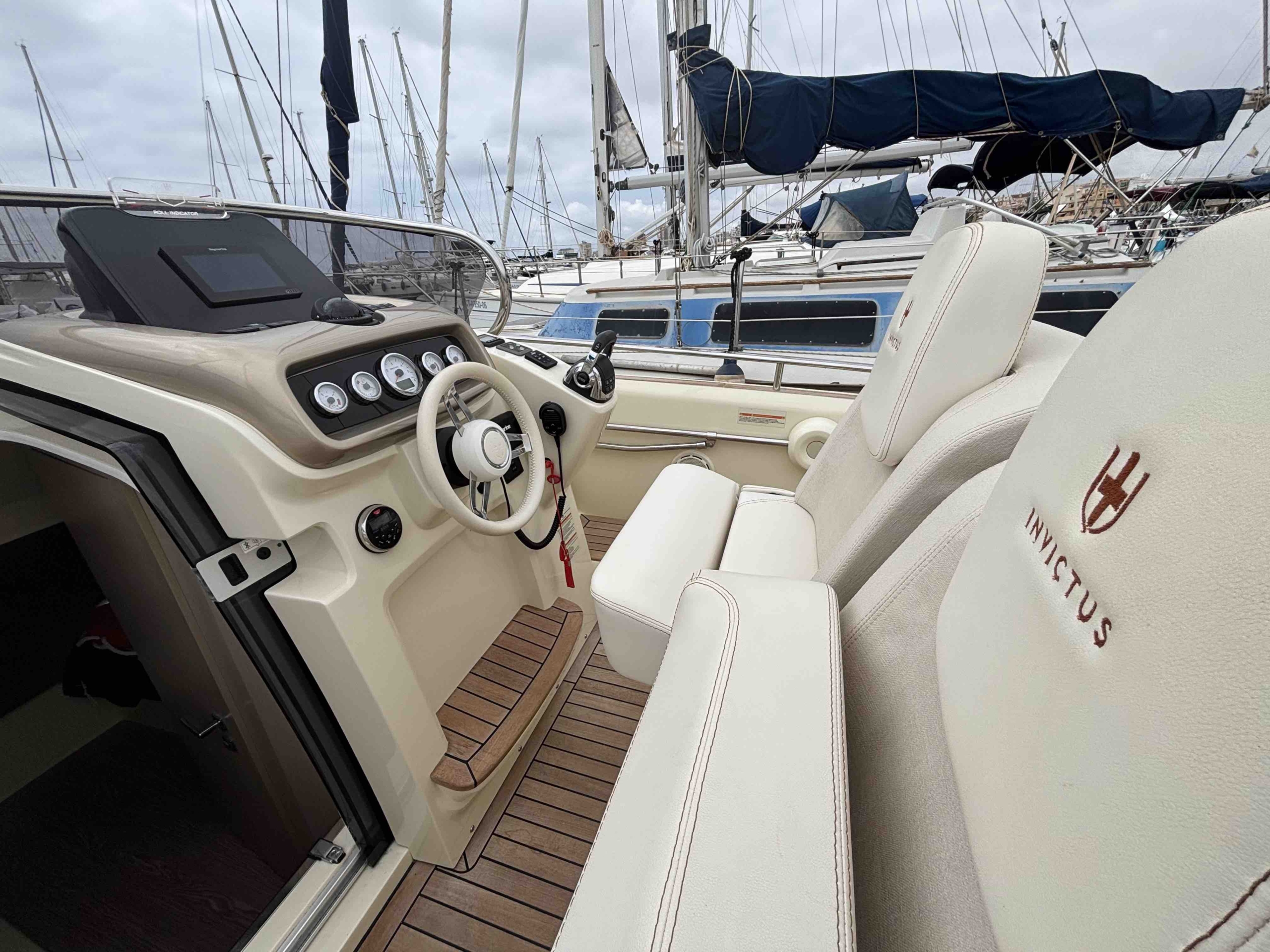 Invictus Yachts. Invictus GT280
