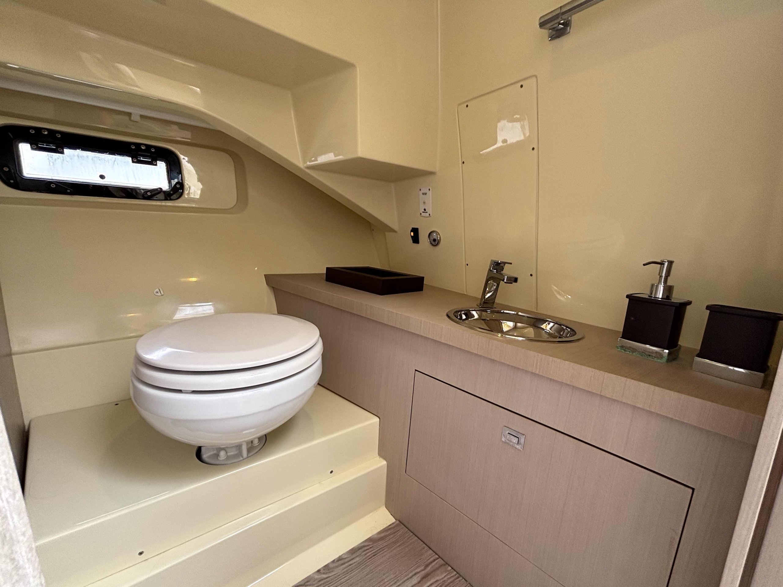 Invictus Yachts. Invictus GT280
