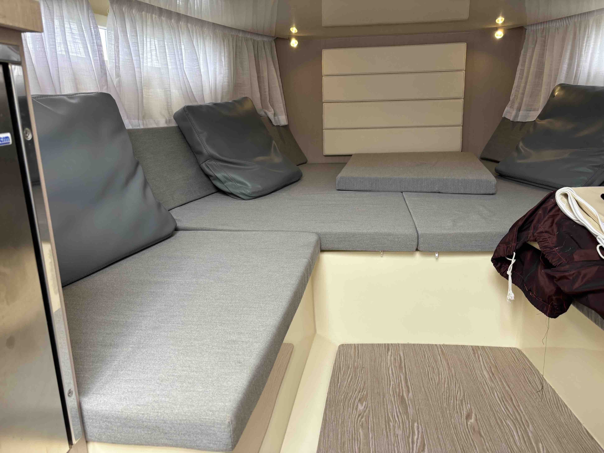 Invictus Yachts. Invictus GT280