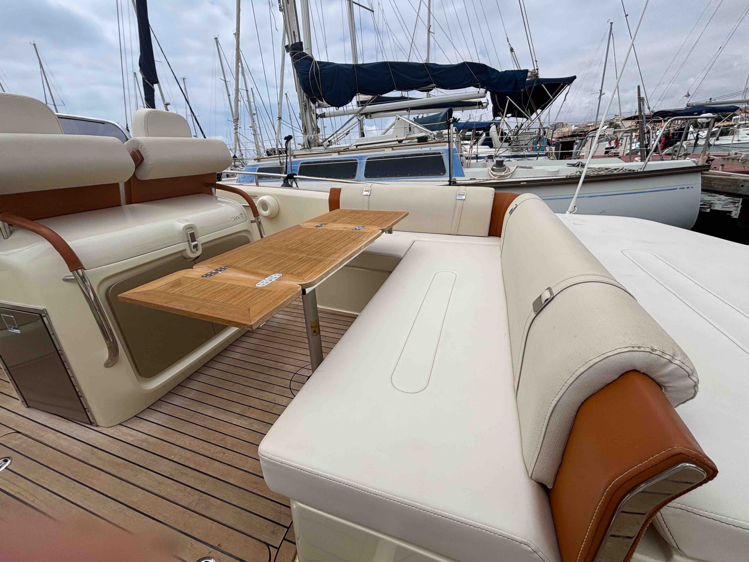 Invictus Yachts. Invictus GT280