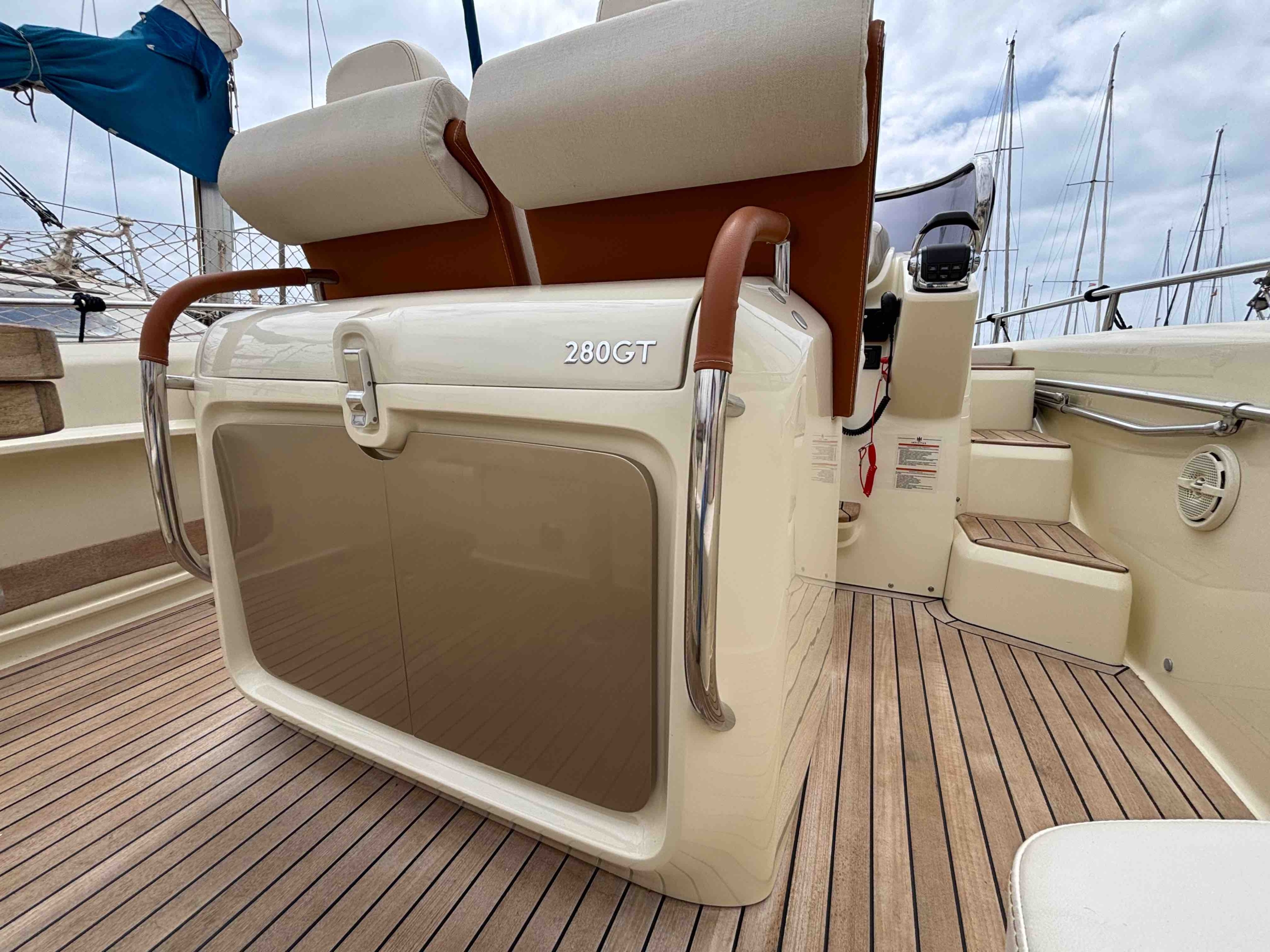 Invictus Yachts. Invictus GT280