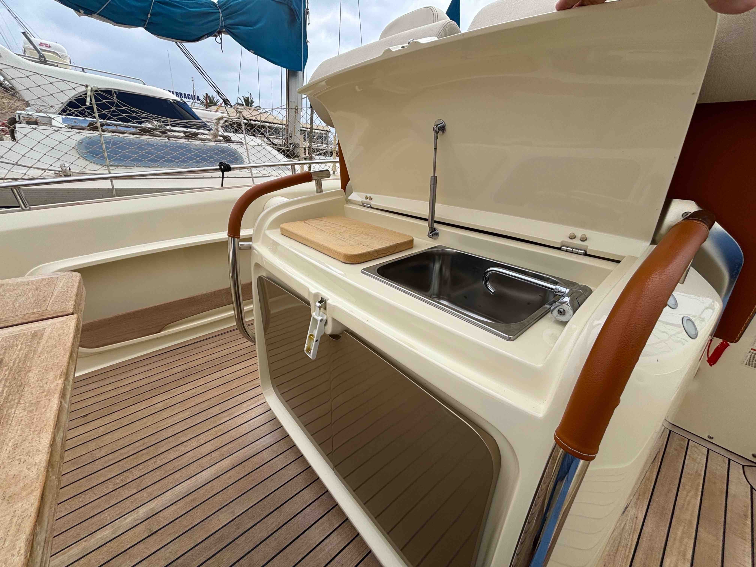 Invictus Yachts. Invictus GT280