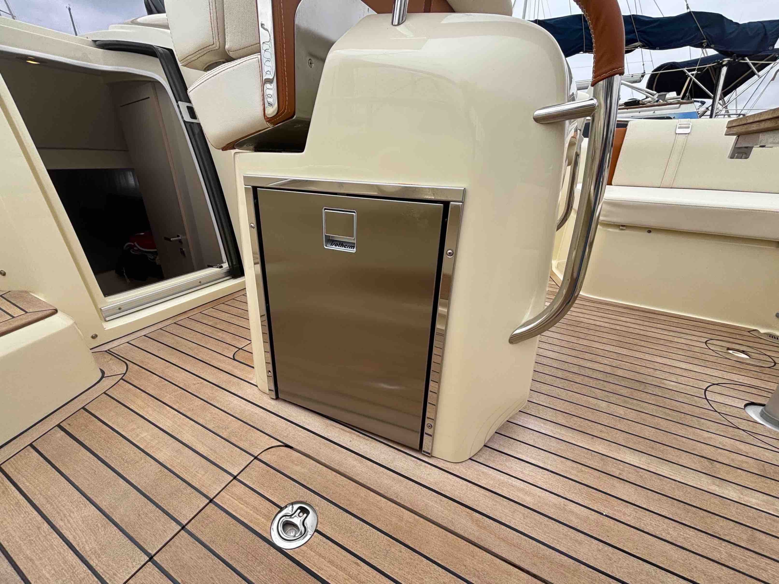 Invictus Yachts. Invictus GT280