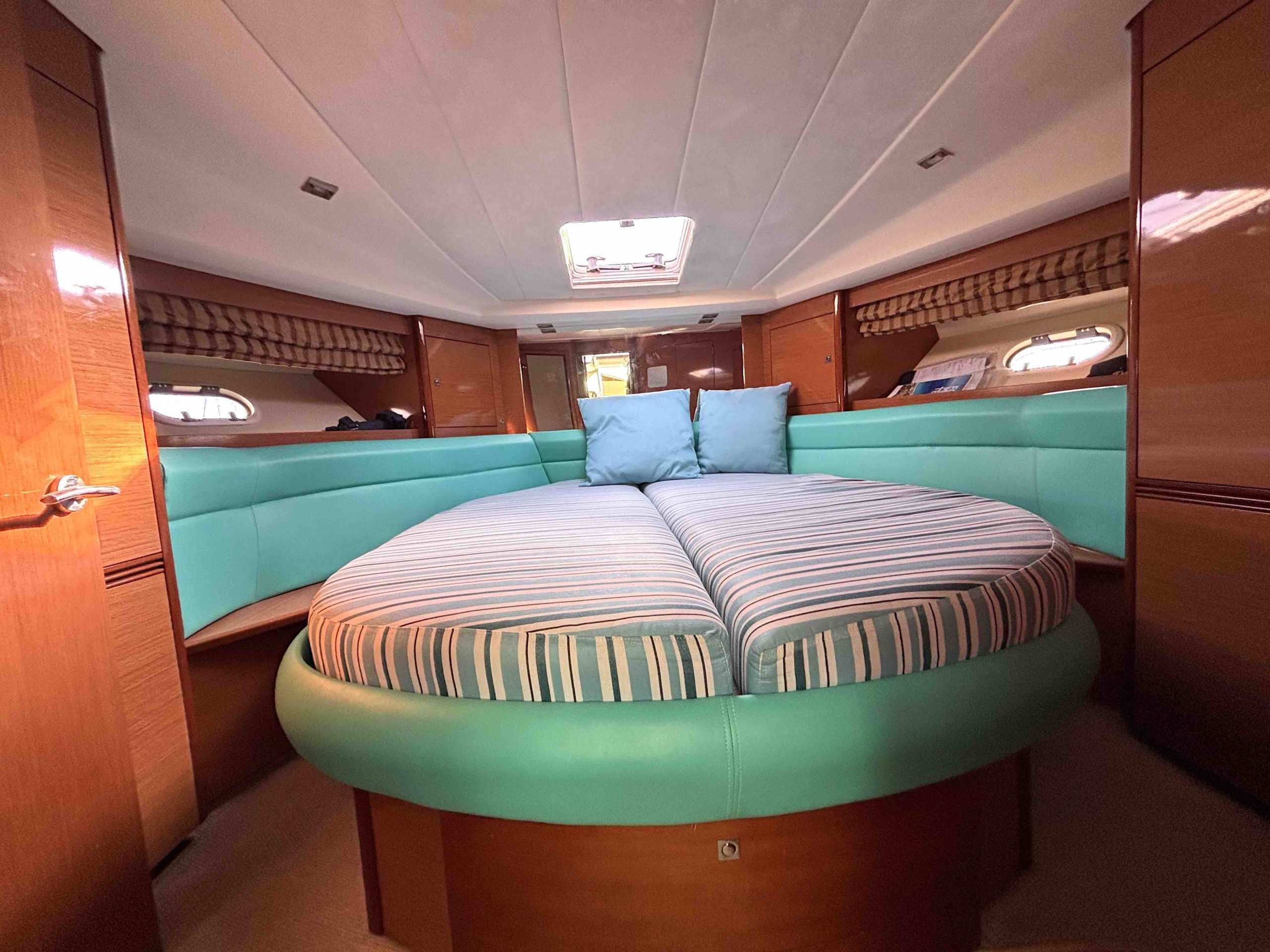 Prestige 42 S 2009 - front cabin - for sale - KAT Marina