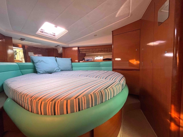 Prestige 42 S 2009 - front cabin - for sale - KAT Marina