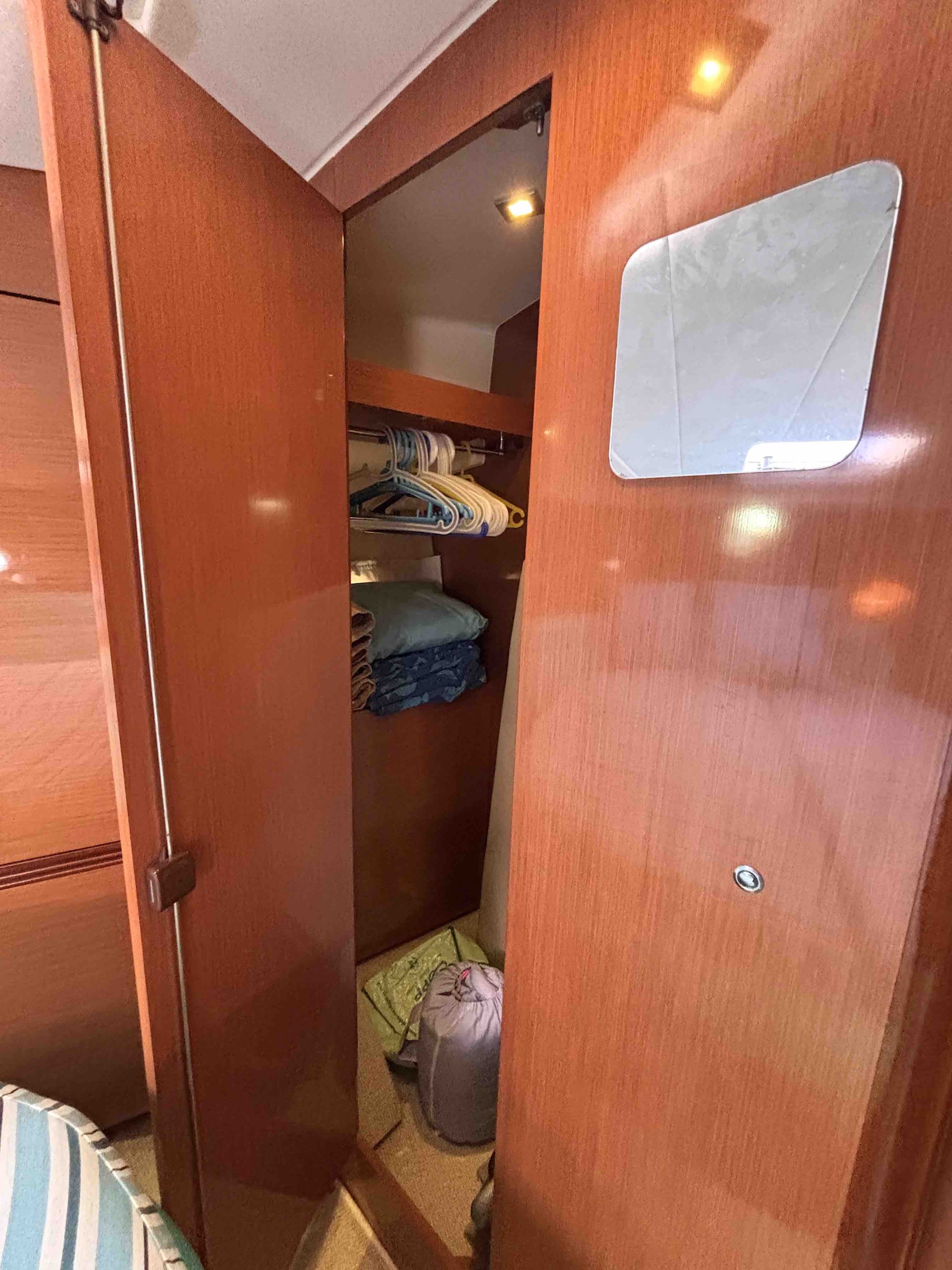 Prestige 42 S 2009 - front cabin - for sale - KAT Marina
