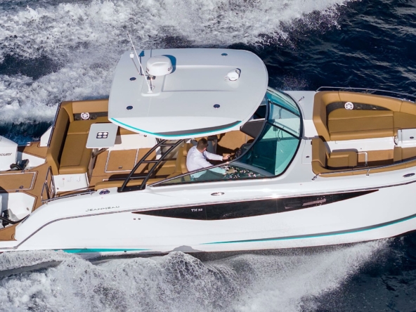 TH-33-Jeanneau-Catamarans